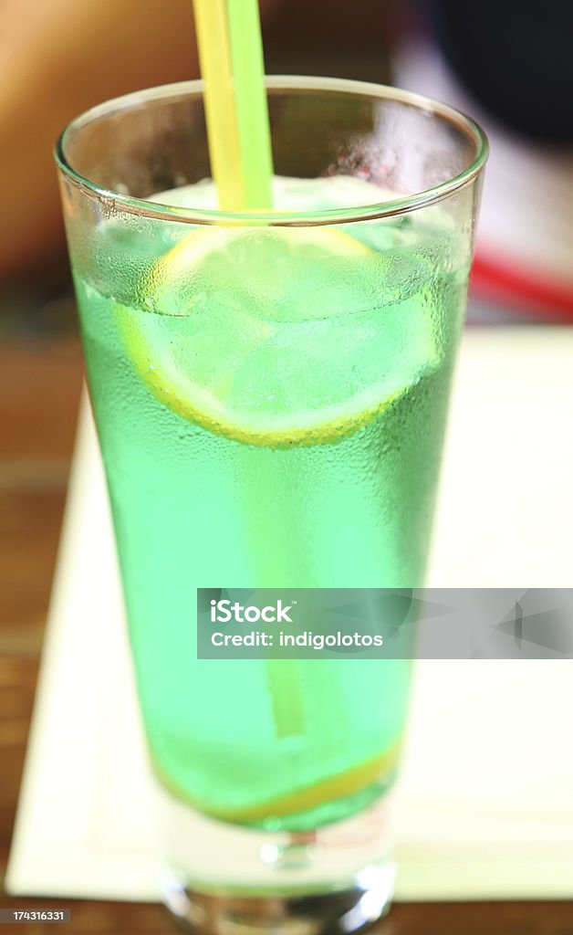 Coquetel com limão em vidro de bebidas alcoólicas. Close-up. - Foto de stock de Bebida royalty-free