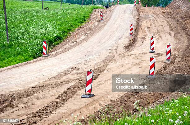 Żwir Wiejskiej Drodze Budowy I Naprawy - zdjęcia stockowe i więcej obrazów Archeologia - Archeologia, Barykada, Blokada drogowa