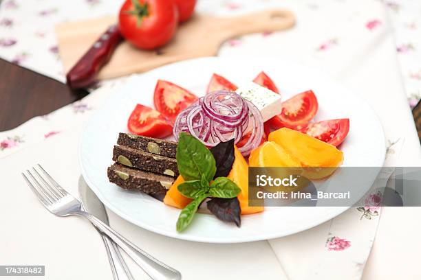 Salada De Tomate Vermelho E Amarelo - Fotografias de stock e mais imagens de Alface - Alface, Alimentação Saudável, Almoço