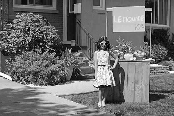 ヴィンテージの女の子、レモネードスタンド - retro revival lemonade stand old fashioned lemonade ストックフォトと画像