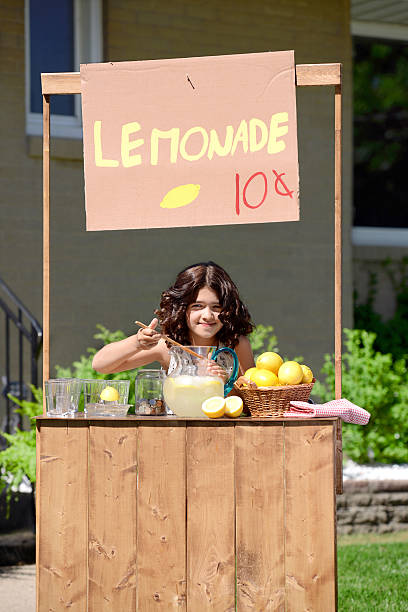 若い女の子の彼女のレモネードスタンドでのご予約 - retro revival lemonade stand old fashioned lemonade ストックフォトと画像