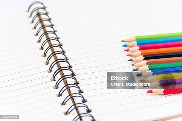 Bunte Bleistifte Und Notebook Stockfoto und mehr Bilder von Accessoires - Accessoires, Ausrüstung und Geräte, Bildhintergrund