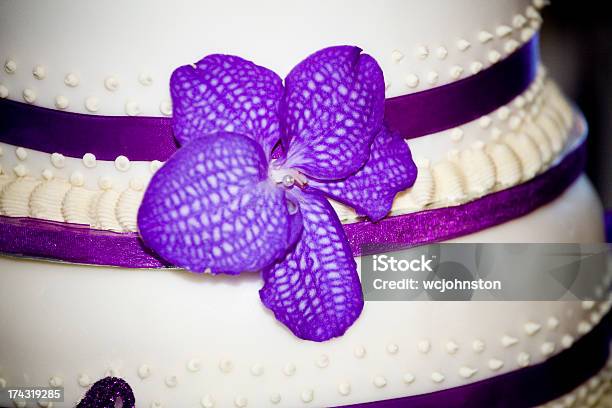 Decoração De Bolo De Casamento - Fotografias de stock e mais imagens de Bolo - Sobremesa - Bolo - Sobremesa, Bolo de Casamento, Casamento