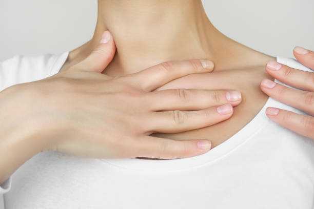 a woman makes herself a lymphatic drainage massage of the clavicular zone. self-massage, muscle relaxation, body care concept - sleutelbeen-fotos stockfoto's en -beelden