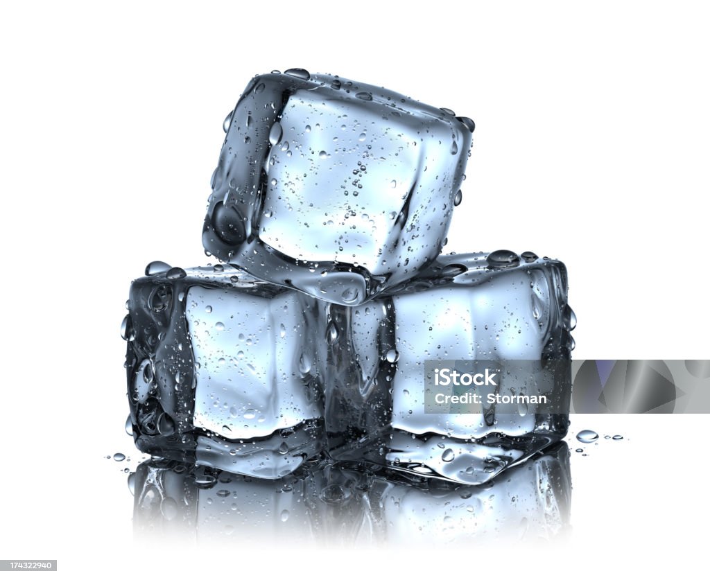 Blu cubetti di ghiaccio con gocce d'acqua su bianco - Foto stock royalty-free di A forma di blocco