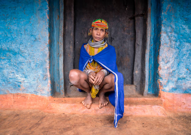 portrait d’une femme de la tribu bonda de la région indienne d’odisha. depuis 2012, l’inde a imposé des restrictions sur la possibilité de rendre visite à cette tribu. - asian tribal culture photos photos et images de collection