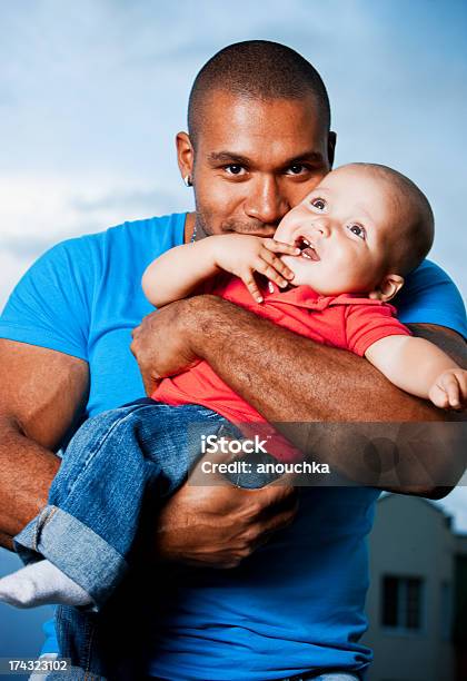 Glückliche Vater Und Sohn Im Freien Porträt Stockfoto und mehr Bilder von 12-23 Monate - 12-23 Monate, 25-29 Jahre, Afrikanischer Abstammung