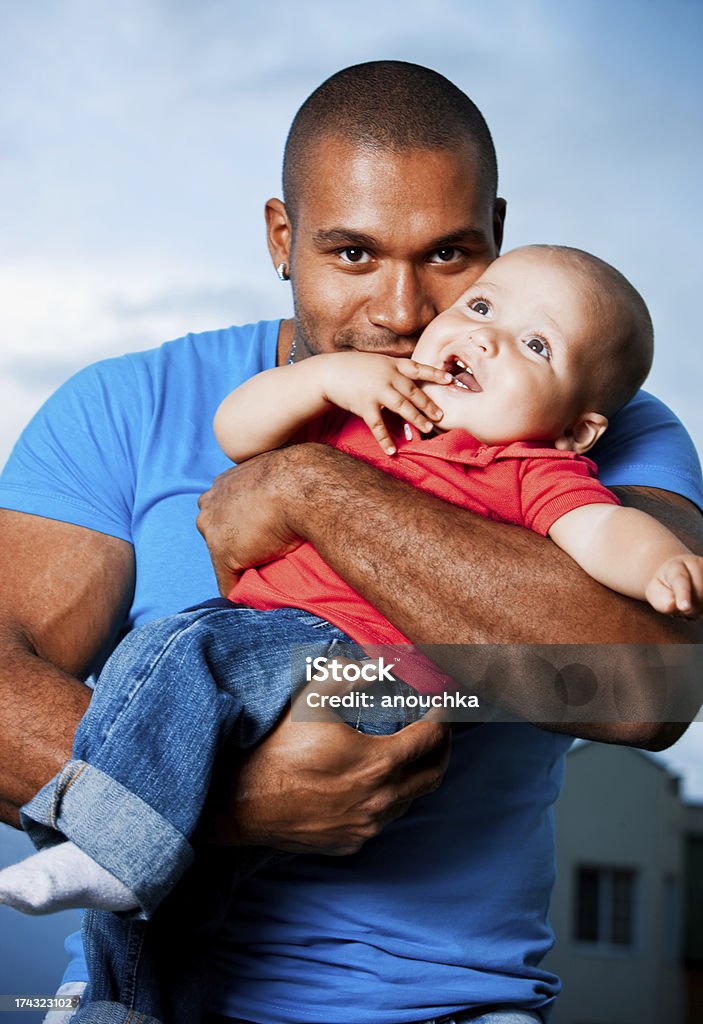 Szczęśliwy Ojciec i syn na zewnątrz Portret - Zbiór zdjęć royalty-free (12-23 miesięcy)