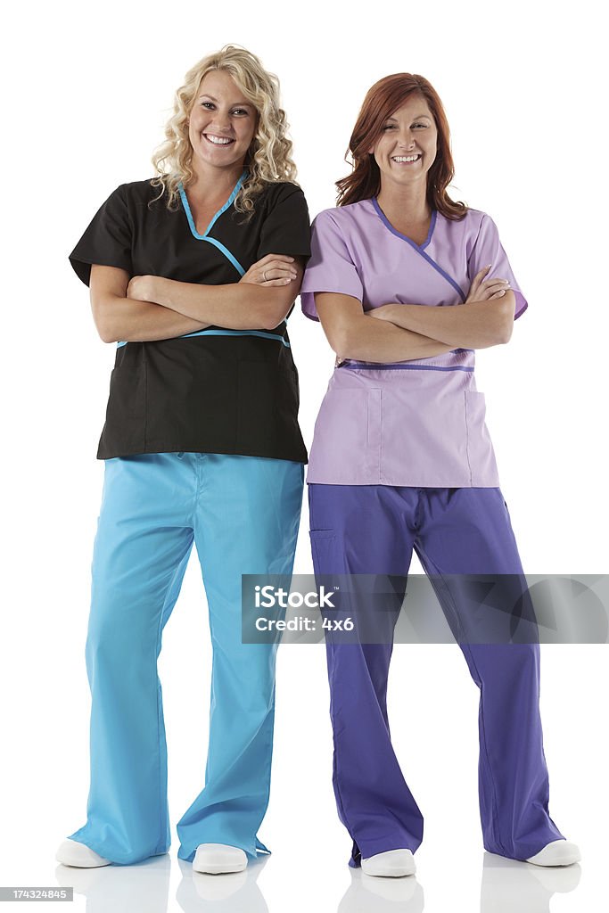 Две женщины, которые позируют с Скрестив руки медсестер - Стоковые фото 20-29 лет роялти-фри