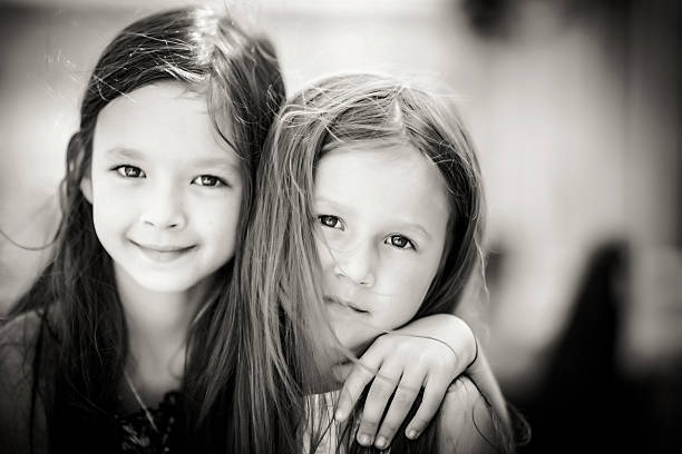 小さなかわいい姉妹 - preschooler portrait family outdoors ストックフォトと画像