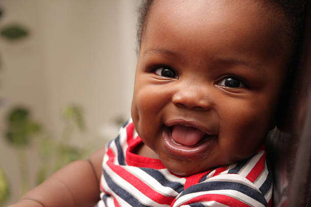 niño bebé sonriente con muescas - dimple fotografías e imágenes de stock