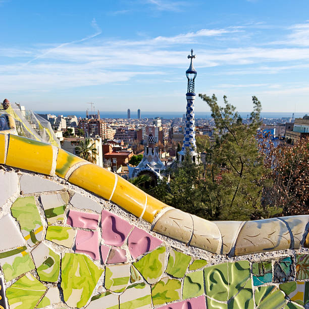 antonio gaudi nel parco guell mosaici - antonio gaudi foto e immagini stock