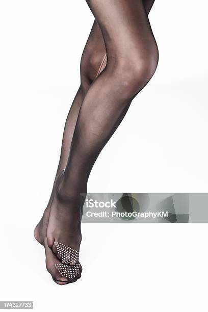 Sexy Füße Stockfoto und mehr Bilder von Auf den Zehenspitzen - Auf den Zehenspitzen, Barfuß, Begehren