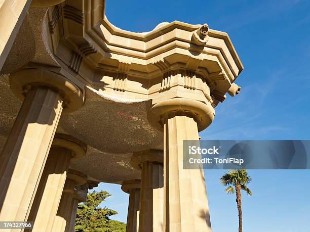 Sala Hipóstila Del Foto de stock y más banco de imágenes de Aire libre - Aire libre, Alfarería, Antonio Gaudí