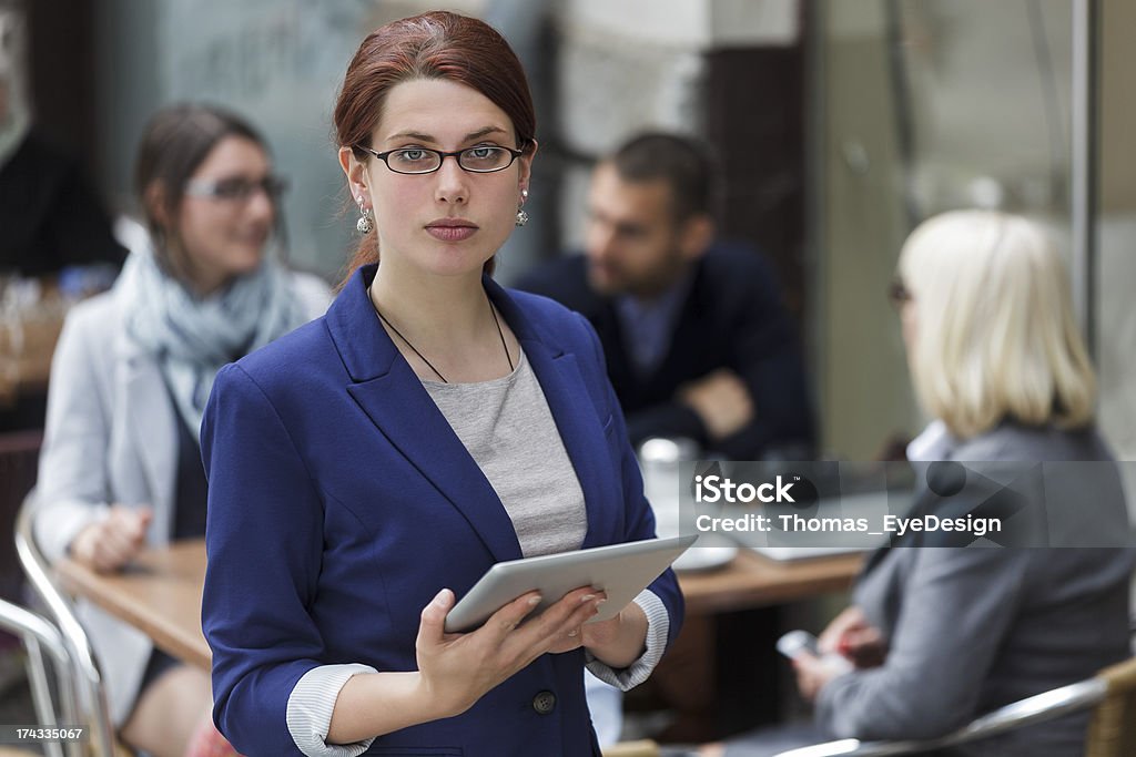 Joven mujer de negocios con tableta - Foto de stock de 20-24 años libre de derechos