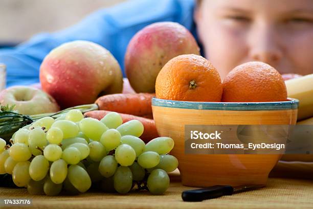 Infancia Comida Saludable Foto de stock y más banco de imágenes de 10-11 años - 10-11 años, Aire libre, Alimento