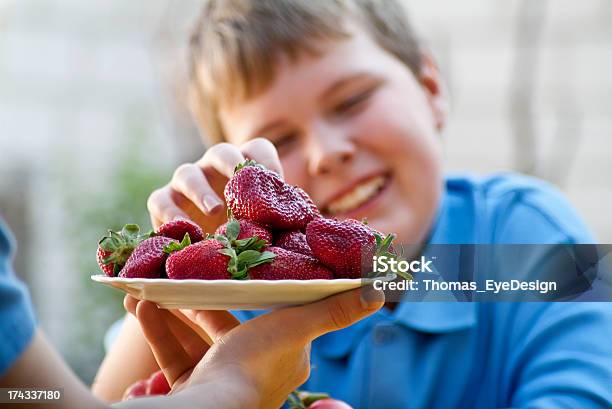 Детство Здоровое Питание — стоковые фотографии и другие картинки 10-11 лет - 10-11 лет, Брат, Брат и сестра