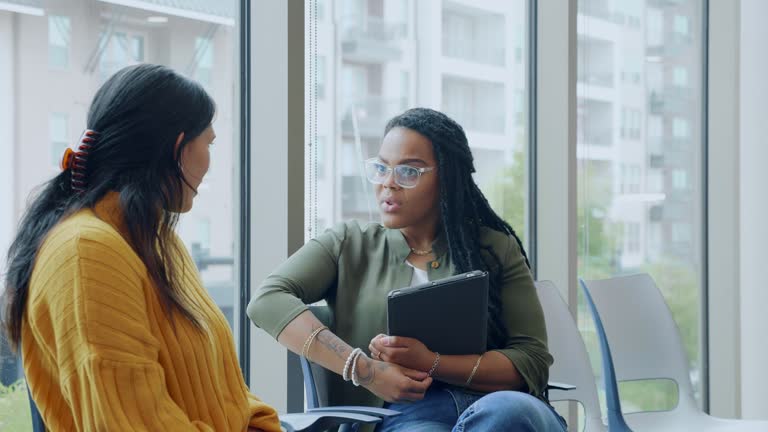 Mental health professional gives advice to female patient