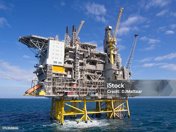 Offshore Plataforma - Fotografias de stock e mais imagens de Armação de Construção - Armação de Construção, Aço, Cano