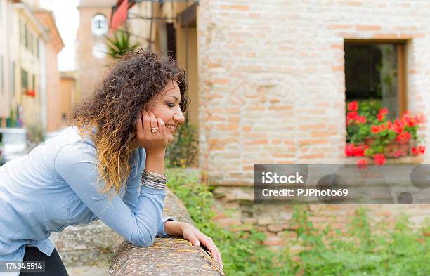 Nachdenklich Junge Frau Stockfoto und mehr Bilder von Attraktive Frau - Attraktive Frau, Baum, Betrachtung