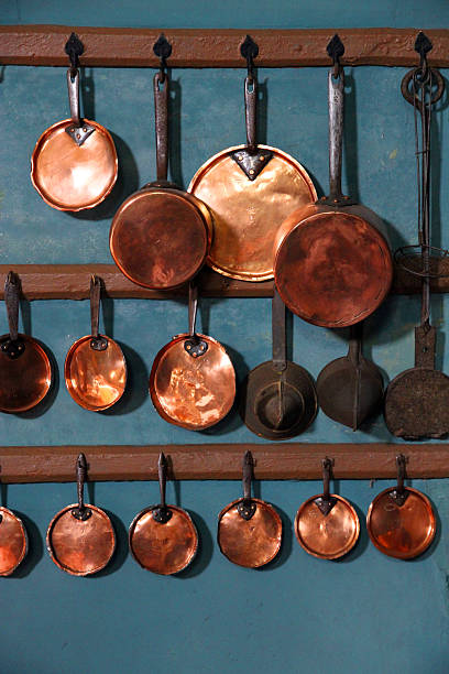 copper cuisine - copper pans photos et images de collection