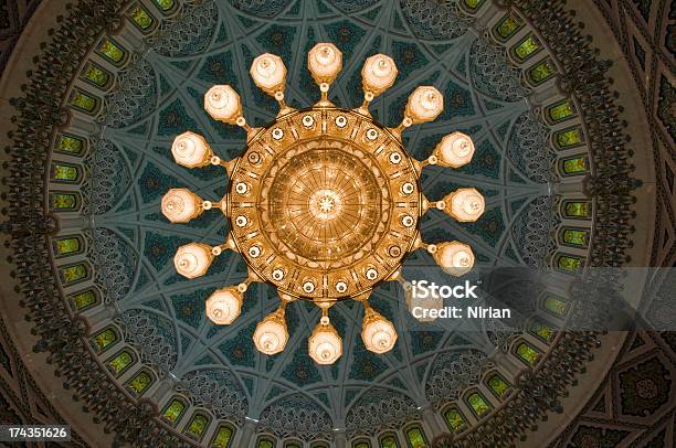 Candelabro Grande Mesquita De Muscat - Fotografias de stock e mais imagens de Arquitetura - Arquitetura, Arte, Arte e Artesanato - Arte visual