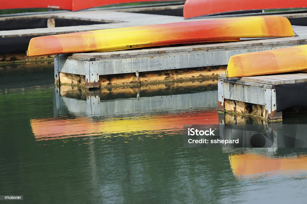 Kanus und Kajaks am pier - Lizenzfrei Anlegestelle Stock-Foto
