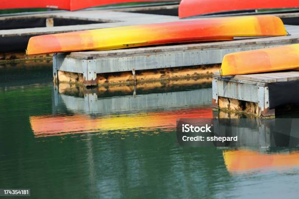 Kanus Und Kajaks Am Pier Stockfoto und mehr Bilder von Anlegestelle - Anlegestelle, Fotografie, Horizontal