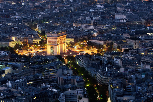 high angle of l'arc de triomphe at night - triumfbågen paris bildbanksfoton och bilder