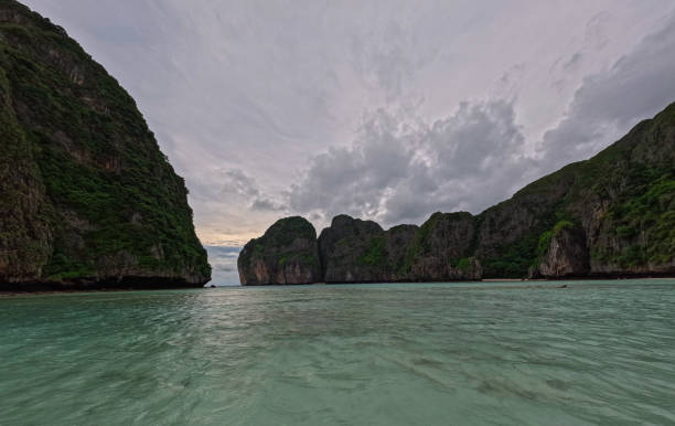 タイのプーケット沖のピピ島。ピピ島は、コーレルリーフフィッシュ、白い柔らかい砂、緑豊かな木々とチームを組んだターコイズブルーの澄んだ青い海で有名です。 - corel reef ストックフォトと画像