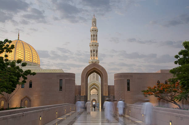 modo a pregare - moschea sultan qaboos foto e immagini stock