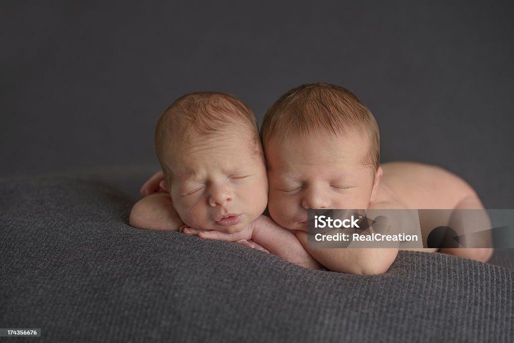 Recém-nascido dormir Dois Irmãos - Royalty-free 0-1 Mês Foto de stock