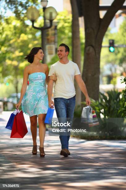 Feliz Pareja Joven De Compras En La Ciudad Foto de stock y más banco de imágenes de 20-24 años - 20-24 años, 25-29 años, Actividad