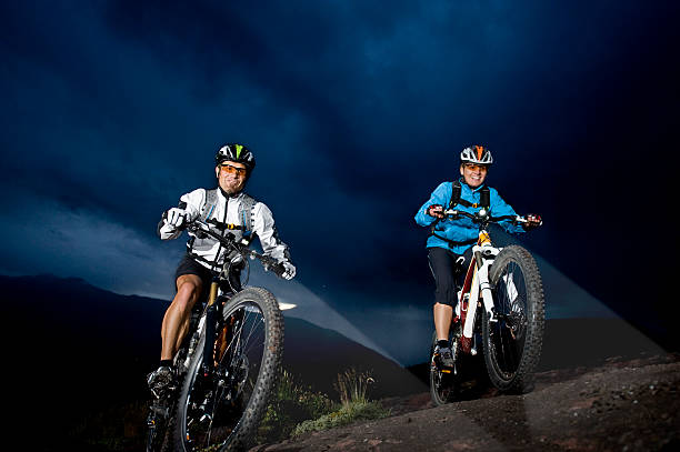 mountainbiking por noite - human powered vehicle flash imagens e fotografias de stock