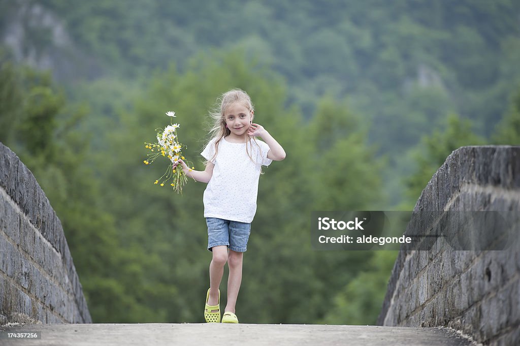 Menina com margaridas em seu cabelo - Foto de stock de Alegria royalty-free