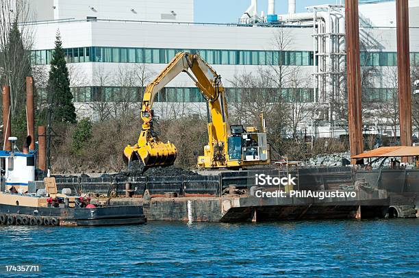 クレーンを配置 Dredged 土壌から川の下をバージ - はしけのストックフォトや画像を多数ご用意 - はしけ, アメリカ合衆国, オフィスビル