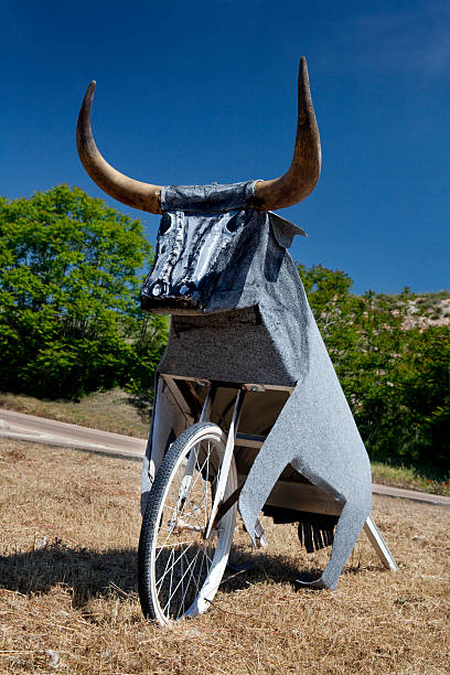 touro de brinquedo - bull horned bullfight toy - fotografias e filmes do acervo