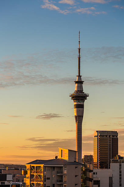 auckland sky tower au coucher du soleil - sunset vacations orange glowing photos et images de collection