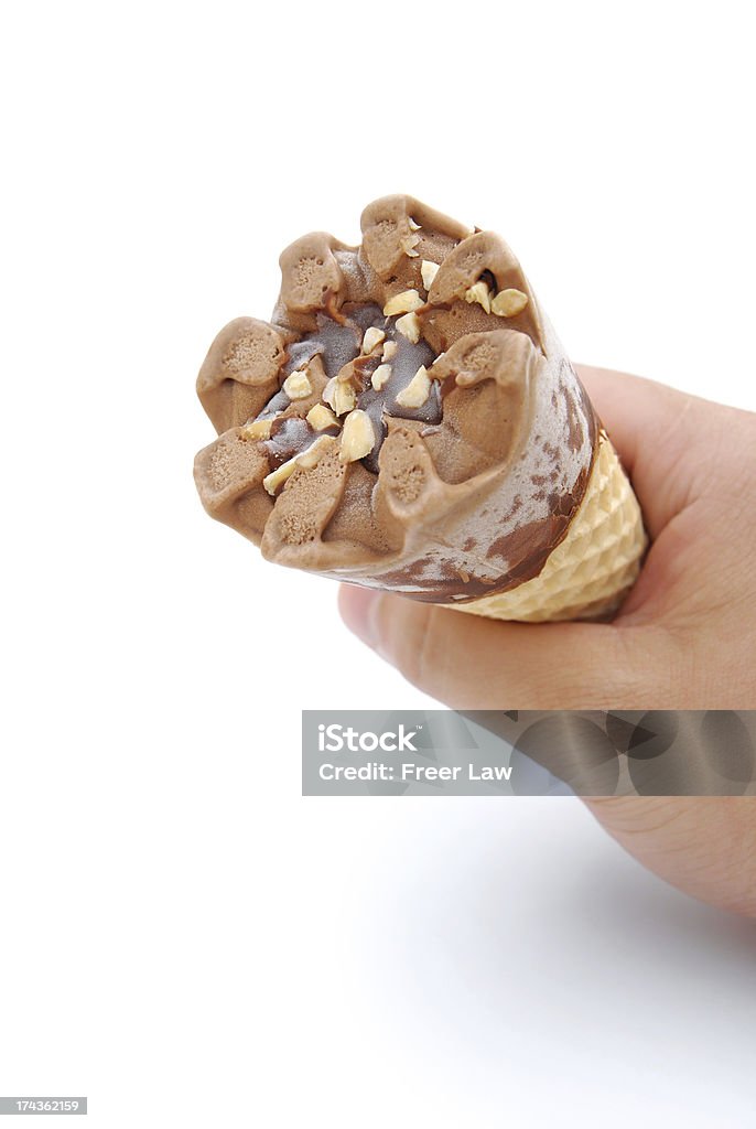 Mano che tiene un cono gelato - Foto stock royalty-free di Cibi surgelati