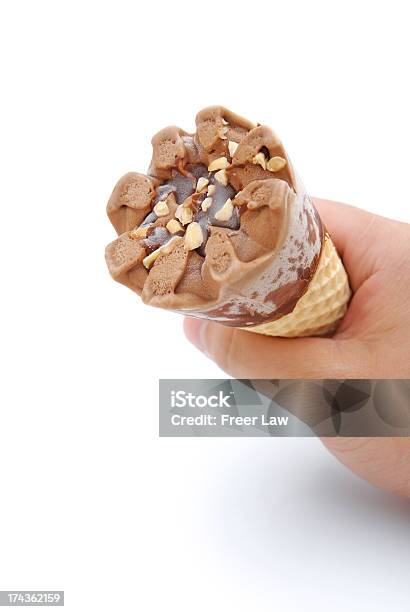 Mano Che Tiene Un Cono Gelato - Fotografie stock e altre immagini di Cibi surgelati - Cibi surgelati, Clipping path, Composizione verticale