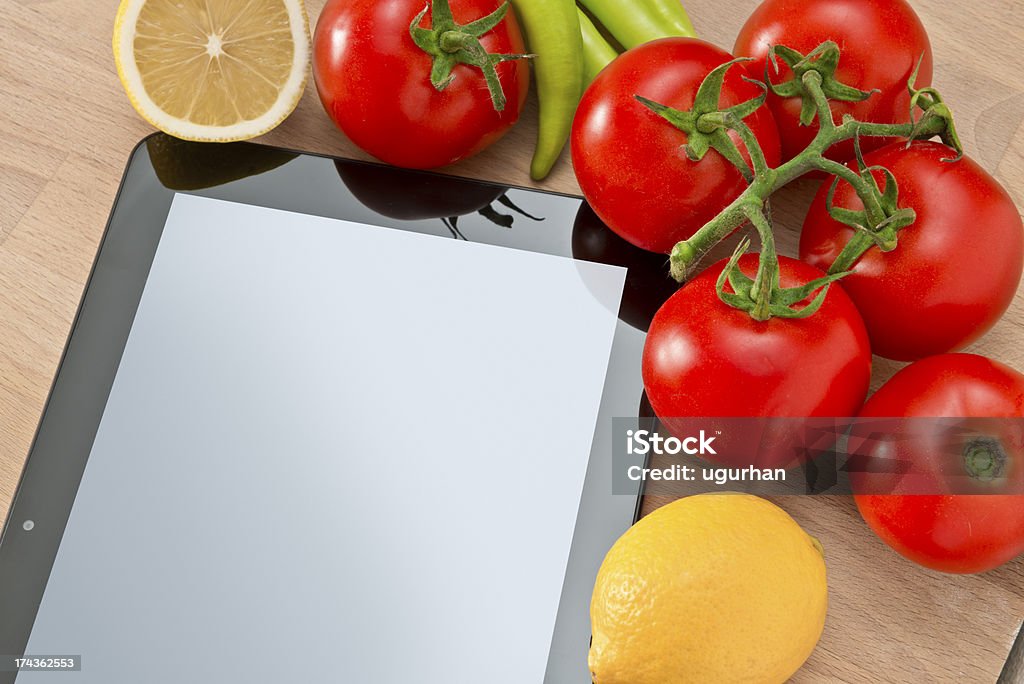 Цифровой планшет и свежесть овощи - Стоковые фото Без людей роялти-фри