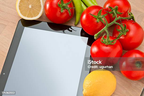 Цифровой Планшет И Свежесть Овощи — стоковые фотографии и другие картинки Без людей - Без людей, Беспроводная технология, Блокнот