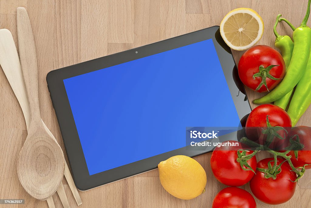デジタルタブレットと新鮮な野菜 - インターネットのロイヤリティフリーストックフォト