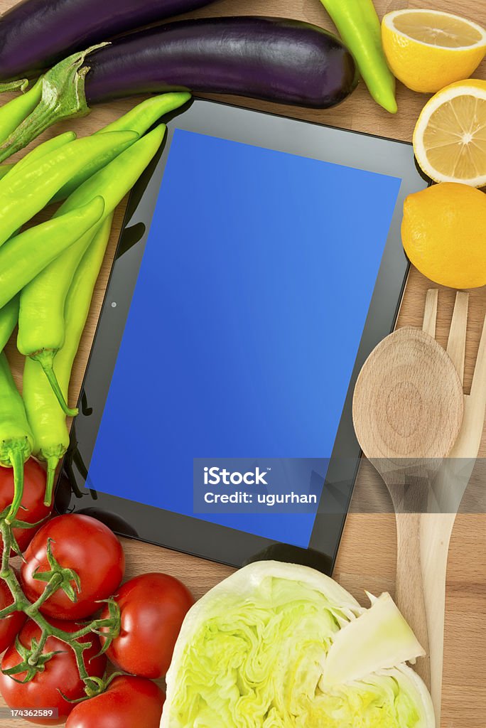 Digital tablet e freschezza verdure - Foto stock royalty-free di Alimentazione sana