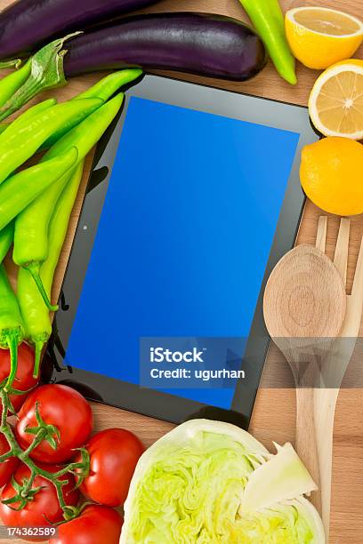 Digital Tablet E Freschezza Verdure - Fotografie stock e altre immagini di Alimentazione sana - Alimentazione sana, Attrezzatura elettronica, Blocco per appunti