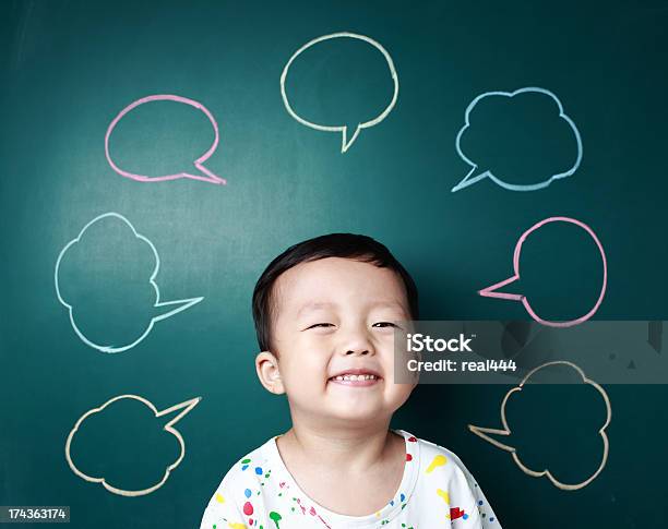 Foto de Linda Criança Na Frente Do Quadronegro e mais fotos de stock de Bolha - Estrutura física - Bolha - Estrutura física, Na Frente De, Quadro-negro