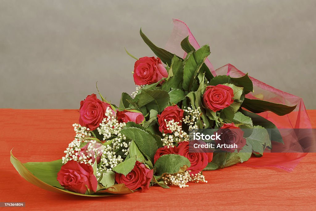 Ramo de rosas rojas frescas sobre gris - Foto de stock de Amor - Sentimiento libre de derechos