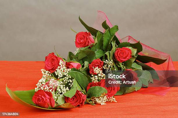 Ramo De Rosas Rojas Frescas Sobre Gris Foto de stock y más banco de imágenes de Amor - Sentimiento - Amor - Sentimiento, Buqué, Flor