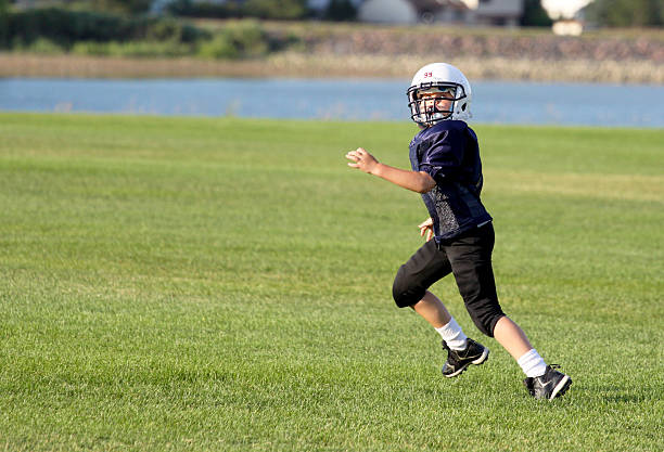 receptor de fútbol juvenil - youth league american football childhood helmet fotografías e imágenes de stock