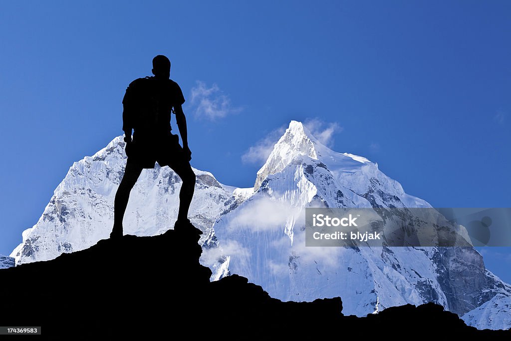 Uomo in piedi in montagna Himalaya - Foto stock royalty-free di Realizzazione